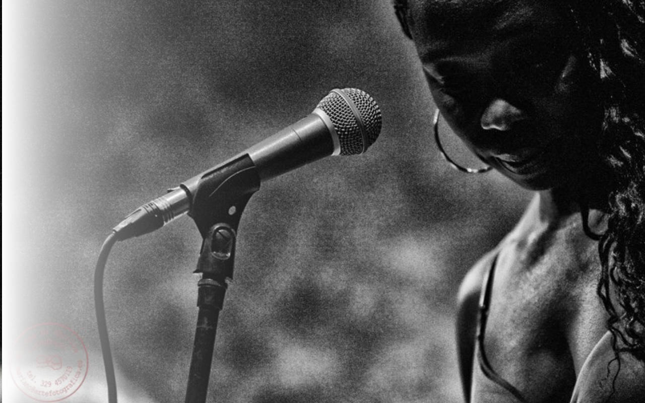 Black and white picture of Doris Lavin singing
